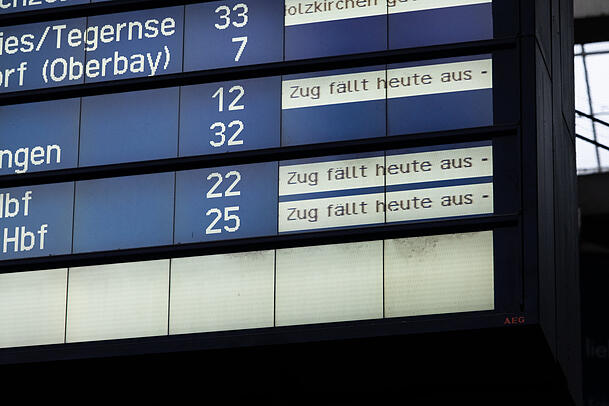 Wegen des GDL-Streiks fallen am Freitag viele Züge von und nach München aus. Wegen des GDL-Streiks fallen am Freitag viele Züge von und nach München aus.