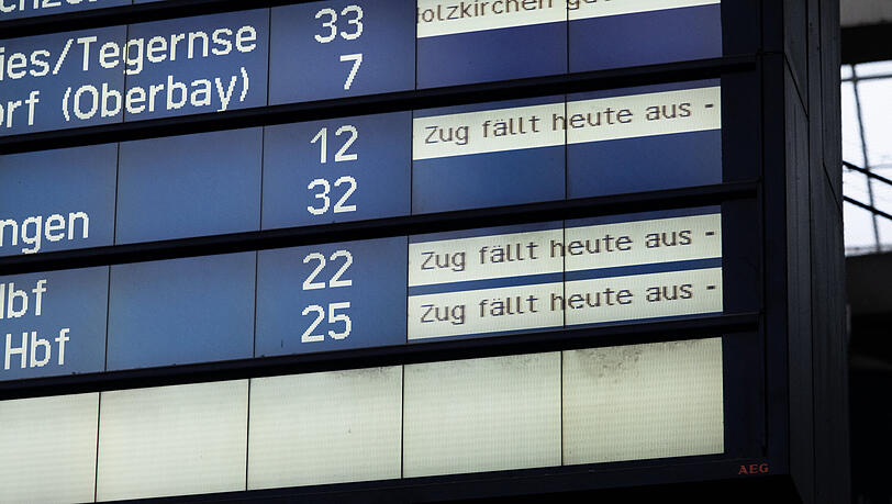 Wegen des GDL-Streiks fallen am Freitag viele Züge von und nach München aus. Wegen des GDL-Streiks fallen am Freitag viele Züge von und nach München aus.