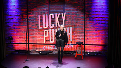 Anna-Luisa Schön ist eigentlich TV-Redakteurin. Hier steht sie auf der Bühne des Lucky Punch Comedy Clubs und erzählt Witze, die sie selbst geschrieben hat. Wie Stand-up-Comedy funktioniert, hat sie bei einem Workshop gelernt.