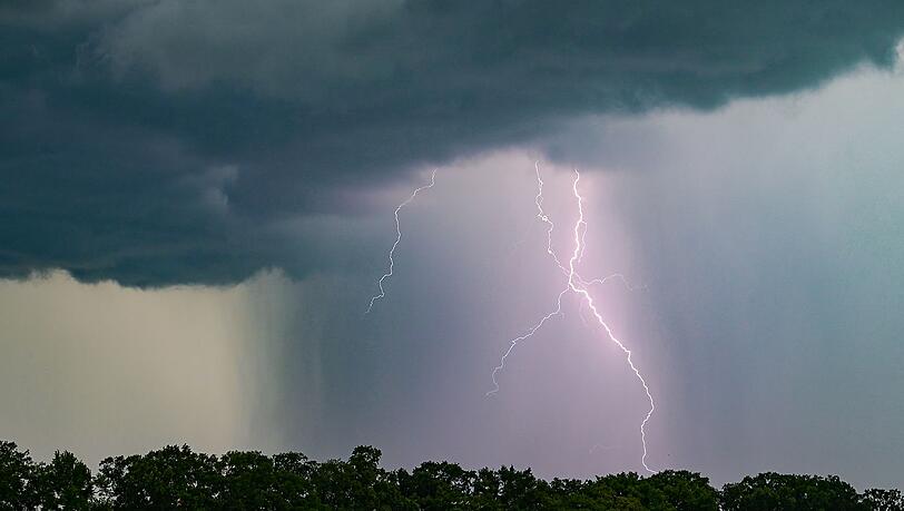 Im Verlauf des Tages sind in Teilen Deutschlands starke Gewitter wahrscheinlich (Symbolbild).
