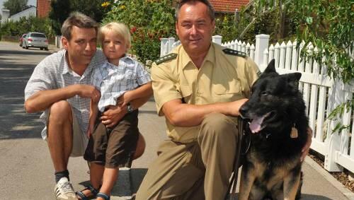Der dreijährige Leander, sein Vater und Peter Wolf mit seinem Diensthund Tasco. Der dreijährige Leander, sein Vater und Peter Wolf mit seinem Diensthund Tasco.