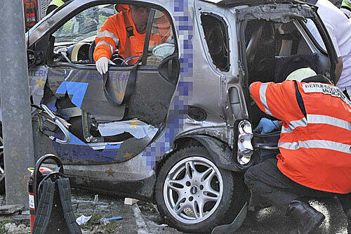 Die Feuerwehr musste die Fahrerin (49) aus dem Auto befreien.