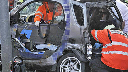 Die Feuerwehr musste die Fahrerin (49) aus dem Auto befreien. Die Feuerwehr musste die Fahrerin (49) aus dem Auto befreien.