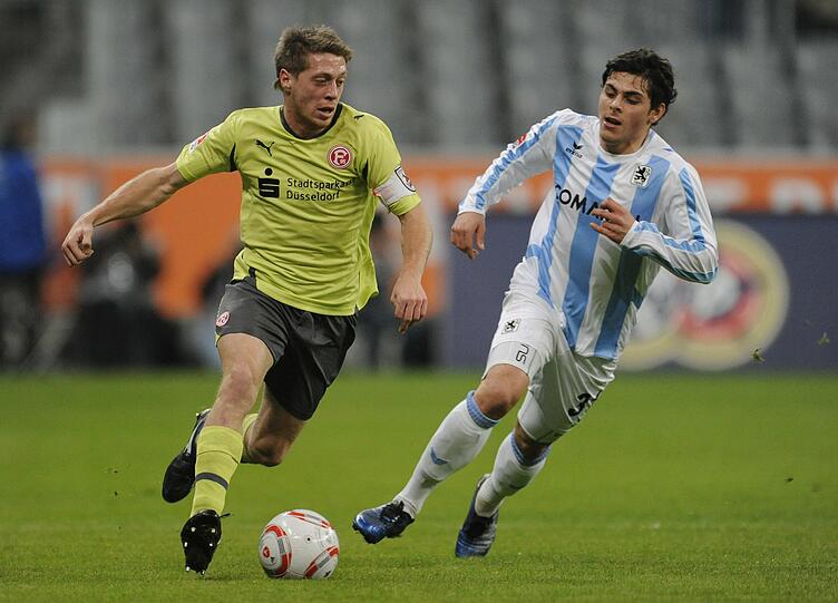 Kevin Volland (r) von München und Andreas Lambertz von Düsseldorf kämpfen um den Ball.