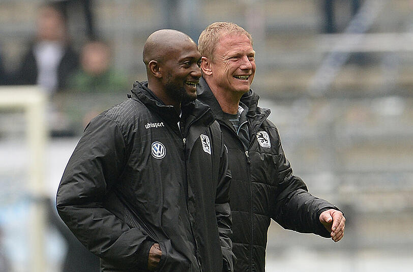 Glückliche Sieger: Löwen-Coach Torsten Fröhling (r) und Co-Trainer Collin Benjamin