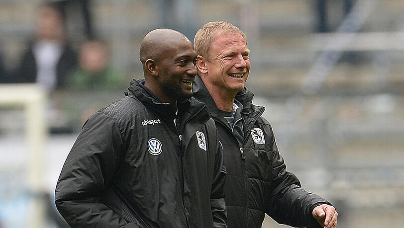 Glückliche Sieger: Löwen-Coach Torsten Fröhling (r) und Co-Trainer Collin Benjamin Glückliche Sieger: Löwen-Coach Torsten Fröhling (r) und Co-Trainer Collin Benjamin