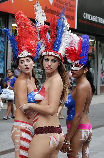 Bemalte Busen am Times Square. Die "Desnudas" sind New Yorks Bürgermeister ein Dorn im Auge.