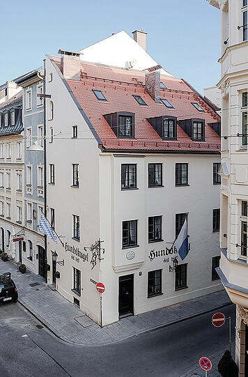 Hotterstraße 18: Das Haus stellt in verschiedener Hinsicht ein ganz besonderes Gebäude dar: Zum einen zählt es zu den ältesten noch erhaltenen Profanbauten in der Münchner Altstadt, zum anderen beheimatete es mit dem Gasthaus "Hundskugel" lange Zeit die älteste noch bestehende Gaststätte Münchens.