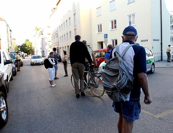 Wohin? Anwohner um die Feilitzchsstraße werden evakuiert. Notunterkünfte stehen bereit.