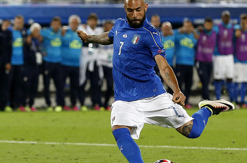 3. Schuss: SIMONE ZAZA, 1:1. Ein unglaublicher Anlauf, gefundenes Fressen für die Bildmonteure bei Twitter. 17 (!) Trippelschritte, ein Tanz auf der Stelle - drüber!