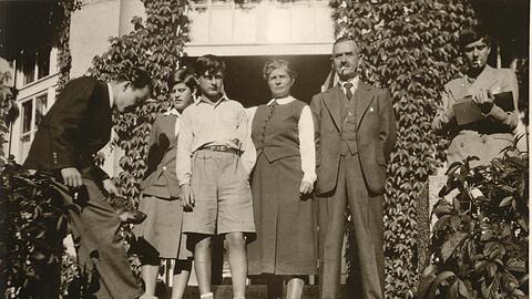Das letzte Foto vor dem Exil &ndash; Familie Mann auf der Terrasse des Hauses an der Poschingerstraße 1 im Münchner Herzogpark, aufgenommen am 14. Oktober 1932. V. l.: Klaus Mann, Hund Lux, Elisabeth, Michael, Katia, Thomas und Erika Mann.