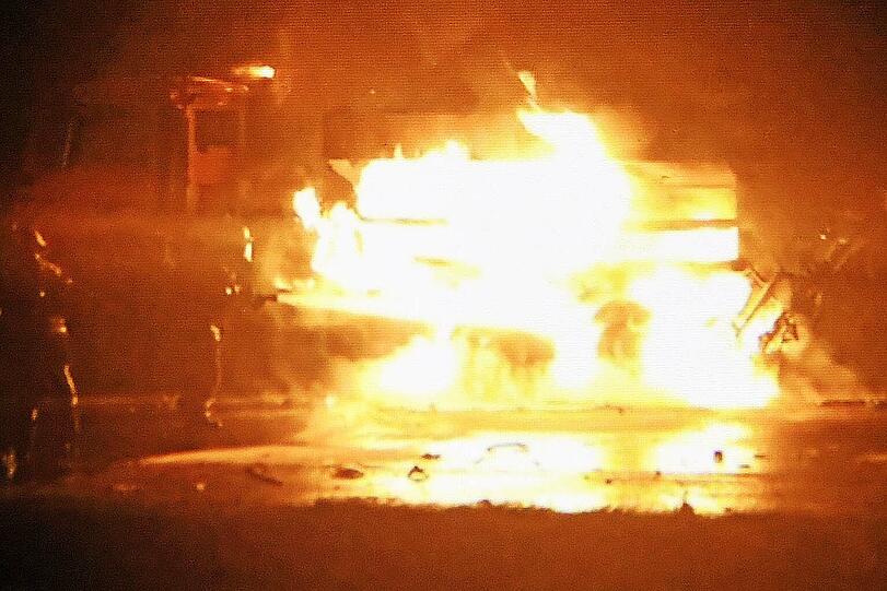 Nachdem der Lkw in den Sicherungsanhänger gekracht war, brannte dieser aus. Die Bilder.