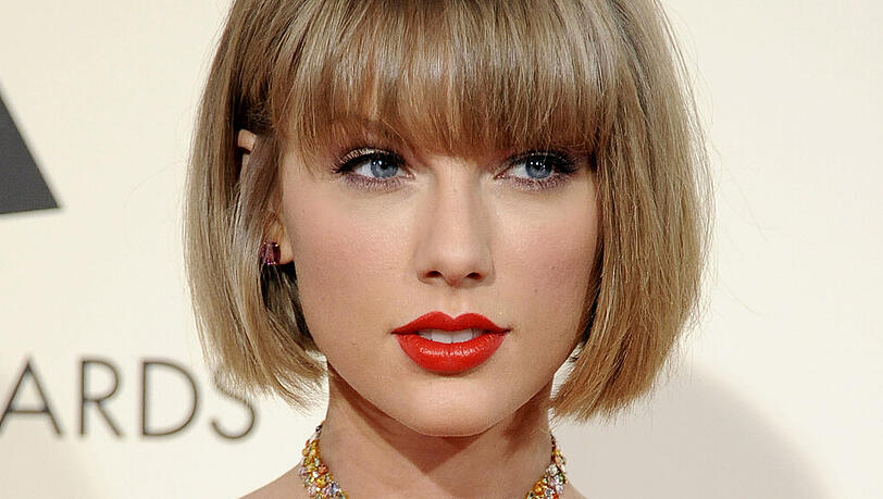 Taylor Swift musste schwere Anfeindungen nach einem Streit mit Familie Kardashian-West erleiden. Taylor Swift musste schwere Anfeindungen nach einem Streit mit Familie Kardashian-West erleiden.