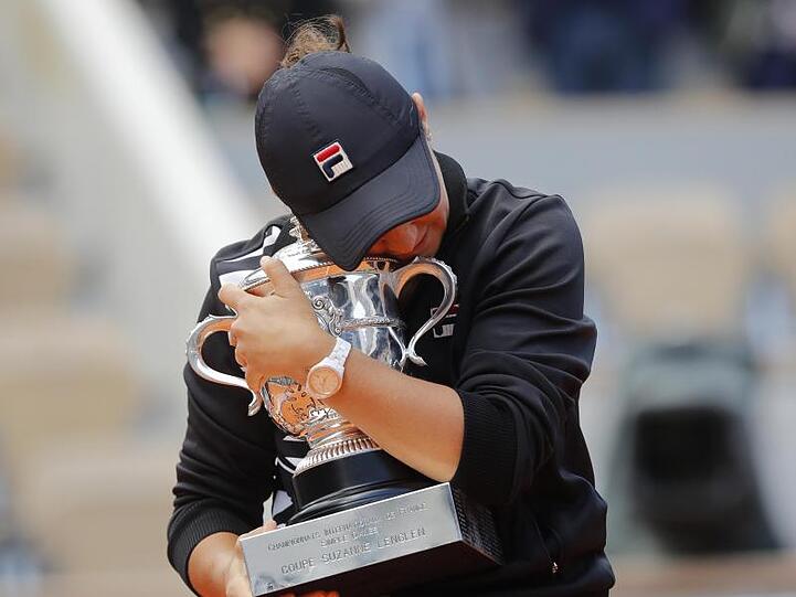 Ashleigh Barty umarmt ihren ersten Grand-Slam-Pokal.