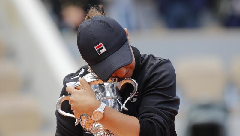 Ashleigh Barty umarmt ihren ersten Grand-Slam-Pokal. Ashleigh Barty umarmt ihren ersten Grand-Slam-Pokal.