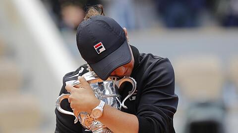 Ashleigh Barty umarmt ihren ersten Grand-Slam-Pokal.