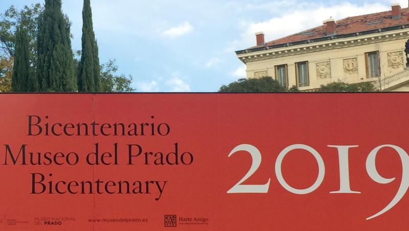 Mit großen Plakaten wirbt der Prado für die Feierlichkeiten anlässlich seines 200-jährigen Jubiläums. Mit großen Plakaten wirbt der Prado für die Feierlichkeiten anlässlich seines 200-jährigen Jubiläums.