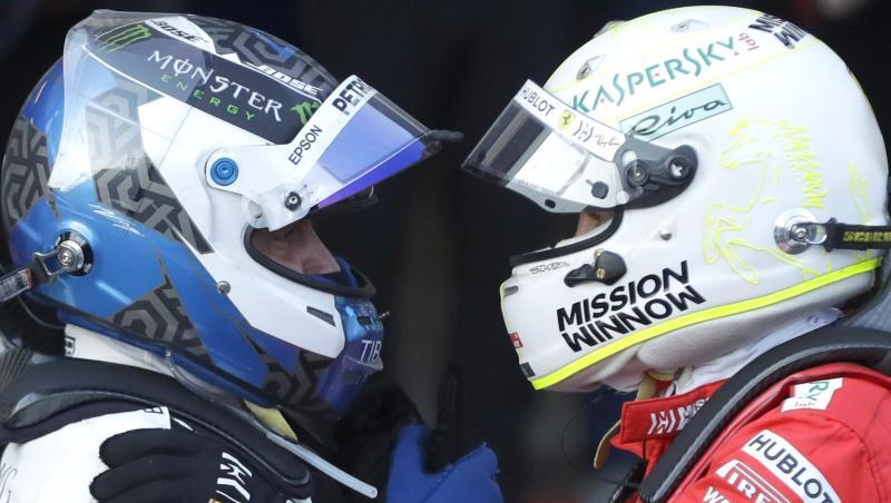 Sebastian Vettel (r) gratuliert nach dem Rennen in Baku Valtteri Bottas zum Sieg.