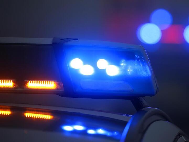 Ein Polizeiauto mit eingeschaltetem Blaulicht. Foto: Karl-Josef Hildenbrand/dpa/Archivbild