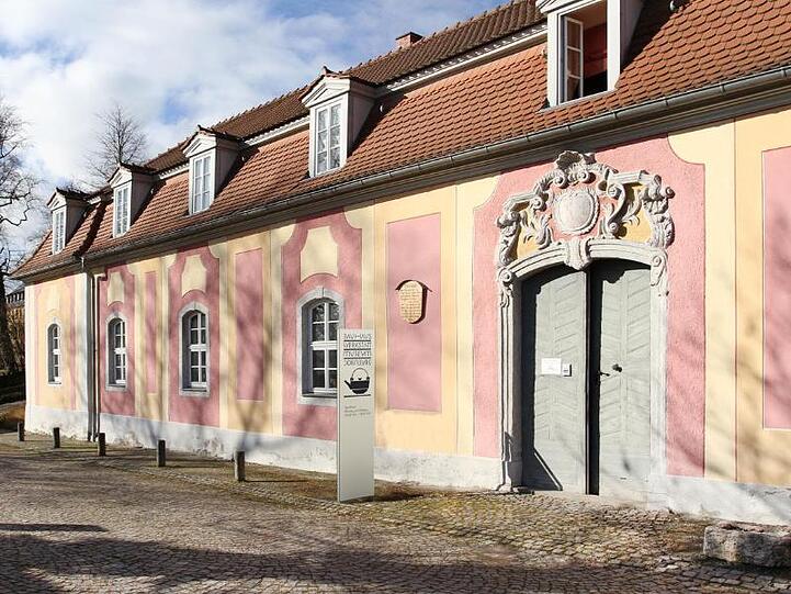 In dem Museum sind original Keramikwerke aus dem Bauhaus zu sehen.