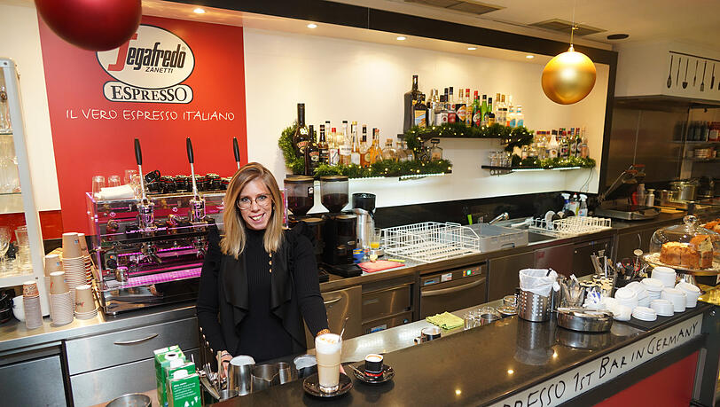 Schnell einen Espresso oder lieber eine Latte Macchiato? Kann man im Segafredo beides haben. Oder heiße Schoki! Schnell einen Espresso oder lieber eine Latte Macchiato? Kann man im Segafredo beides haben. Oder heiße Schoki!