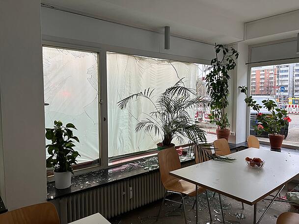 Scherben überall: vermutlich am späten Donnerstagabend haben unbekannte die Scheiben des Grünen-Büros in Schwabing-West eingeworfen. Die Feuerwehr sicherte die Fenster provisorisch. Scherben überall: vermutlich am späten Donnerstagabend haben unbekannte die Scheiben des Grünen-Büros in Schwabing-West eingeworfen. Die Feuerwehr sicherte die Fenster provisorisch.