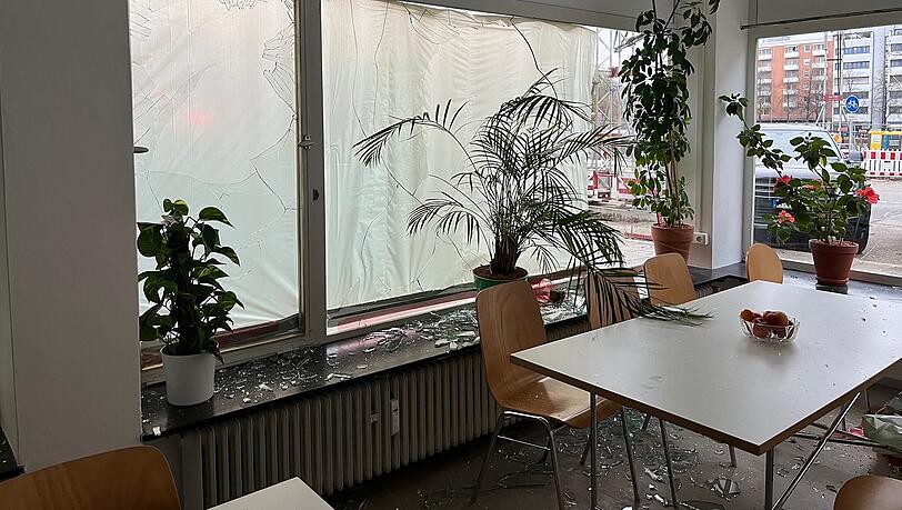 Scherben überall: vermutlich am späten Donnerstagabend haben unbekannte die Scheiben des Grünen-Büros in Schwabing-West eingeworfen. Die Feuerwehr sicherte die Fenster provisorisch. Scherben überall: vermutlich am späten Donnerstagabend haben unbekannte die Scheiben des Grünen-Büros in Schwabing-West eingeworfen. Die Feuerwehr sicherte die Fenster provisorisch.