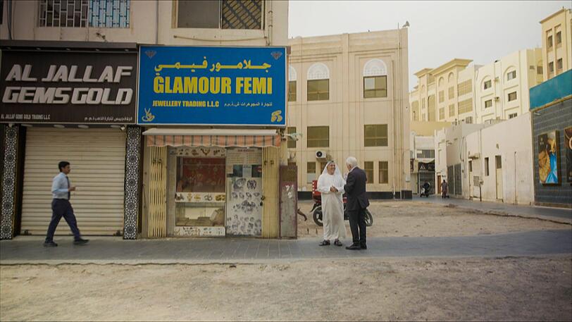 Handel auf dem Gold Souk in Dubai: Jeffrey Rhodes (rechts) kommt mit mit einem Geschäftsmann ins Gespräch. Handel auf dem Gold Souk in Dubai: Jeffrey Rhodes (rechts) kommt mit mit einem Geschäftsmann ins Gespräch.