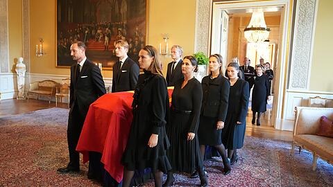 In einer feierlichen Prozession hatten die Kinder und Enkel des norwegischen Monarchen dessen Sarg vergangene Woche durch das Osloer Schloss in die Schlosskapelle getragen. (Archivbild)