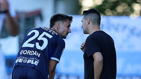 Trainer, es geht nicht mehr: Damjan Dordan (l.) mit 1860-Chefcoach Alper Kayabunar in Burghausen.