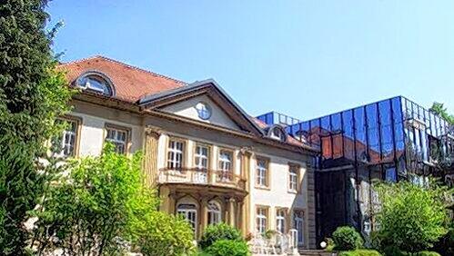 Eine Oase am Englischen Garten: Die Villa mit den Glas-Anbauten der Dr. Geisenhofer Frauenklinik Eine Oase am Englischen Garten: Die Villa mit den Glas-Anbauten der Dr. Geisenhofer Frauenklinik