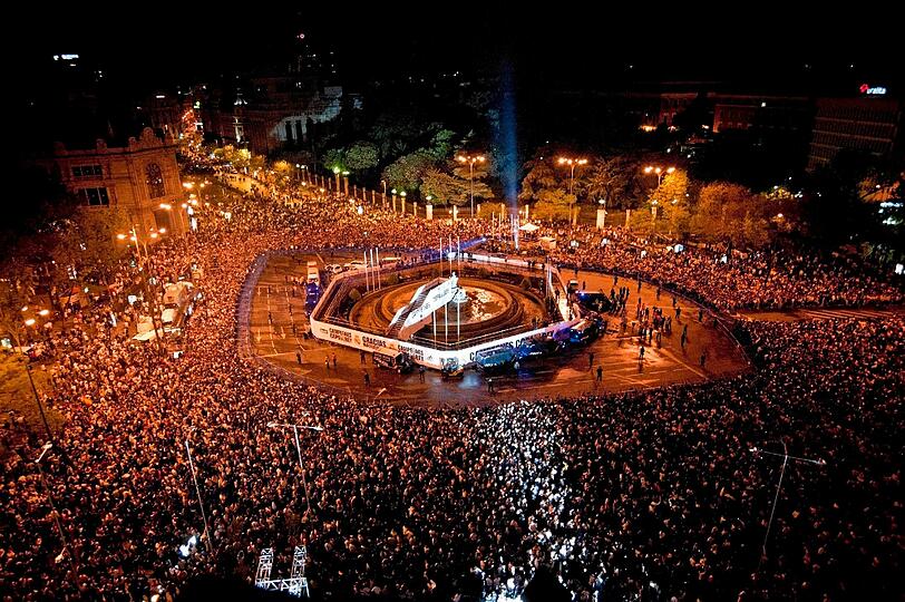 Wenige Stunden nach dem 1:0-Finalsieg von Real
Madrid über den FC Barcelona ist der spanische Fußball-Pokal bei den
Jubelfeiern in Madrid zerbrochen. Durch eine Unachtsamkeit von
Sergio Ramos fiel die Trophäe am frühen Donnerstagmorgen bei der
Fahrt durch die Straßen der Hauptstadt vom Dach des
Mannschaftbusses. Die Bilder vom Spektakel.