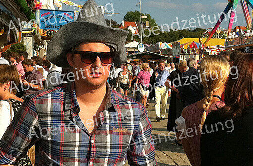 Dunkle Sonnenbrille, Filzhut, Karohemd: Das Foto haben Wiesn-Besucher gemacht, die von dem Mann betrogen worden sein sollen. Die aufgebrachten Wirte suchen nach ihm.