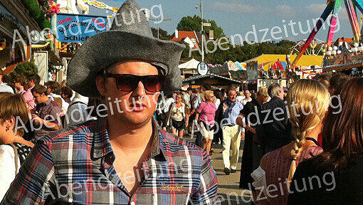 Dunkle Sonnenbrille, Filzhut, Karohemd: Das Foto haben Wiesn-Besucher gemacht, die von dem Mann betrogen worden sein sollen. Die aufgebrachten Wirte suchen nach ihm. Dunkle Sonnenbrille, Filzhut, Karohemd: Das Foto haben Wiesn-Besucher gemacht, die von dem Mann betrogen worden sein sollen. Die aufgebrachten Wirte suchen nach ihm.