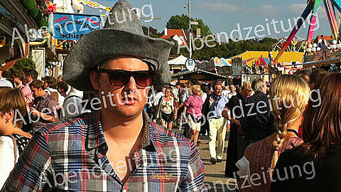 Dunkle Sonnenbrille, Filzhut, Karohemd: Das Foto haben Wiesn-Besucher gemacht, die von dem Mann betrogen worden sein sollen. Die aufgebrachten Wirte suchen nach ihm.