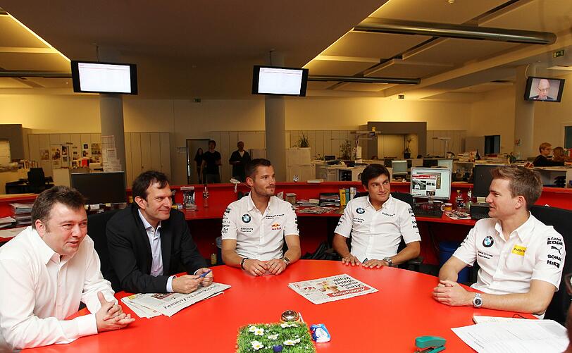 Bei der Frühkonferenz (v.l) : AZ-Sportchef Gunnar Jans, AZ-Chefredakteur Arno Makowsky mit DTM-Pilot Martin Tomczyk, Bruno Spengler und Dirk Werner
