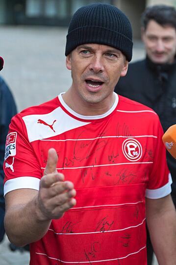 Im Fortuna-Trikot: Lanz joggt von Düsseldorf nach Köln