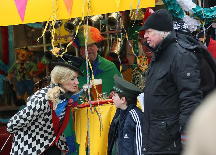 Monika Gruber ist ebenfalls für Dreharbeiten zur Serie "München 7" am Viktualienmarkt.