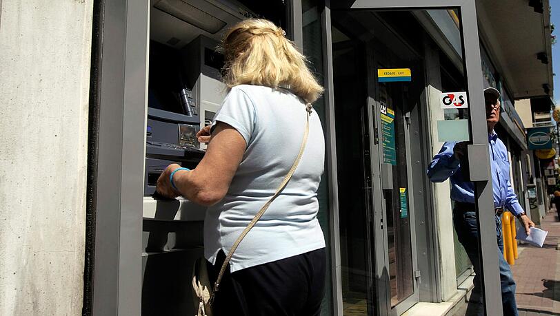 Die Griechen wollen Bargeld daheim haben. Die Griechen wollen Bargeld daheim haben.