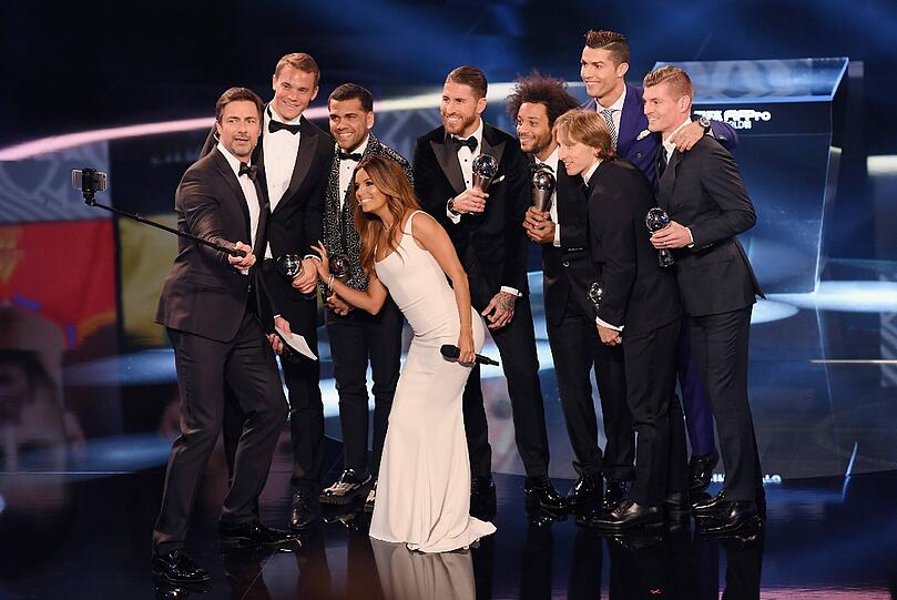 Die FIFPro Weltauswahl 2016 im Überblick: Manuel Neuer (Deutschland/Bayern München) - Dani Alves (Brasilien/Juventus Turin), Gerard Pique (Spanien/FC Barcelona), Sergio Ramos (Spanien/Real Madrid), Marcelo (Brasilien/Real Madrid)- Luka Modric (Kroatien/Real Madrid), Toni Kroos (Deutschland/Real Madrid), Andres Iniesta (Spanien/FC Barcelona) - Lionel Messi (Argentinien/FC Barcelona), Luis Suarez (Uruguay/FC Barcelona, Cristiano Ronaldo (Portugal/Real Madrid).
