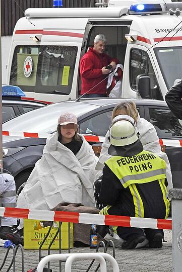 Bei einer Explosion wurde eine Poinger Wohnung zerstört. Die Bilder vom Großeinsatz der Rettungskräfte.