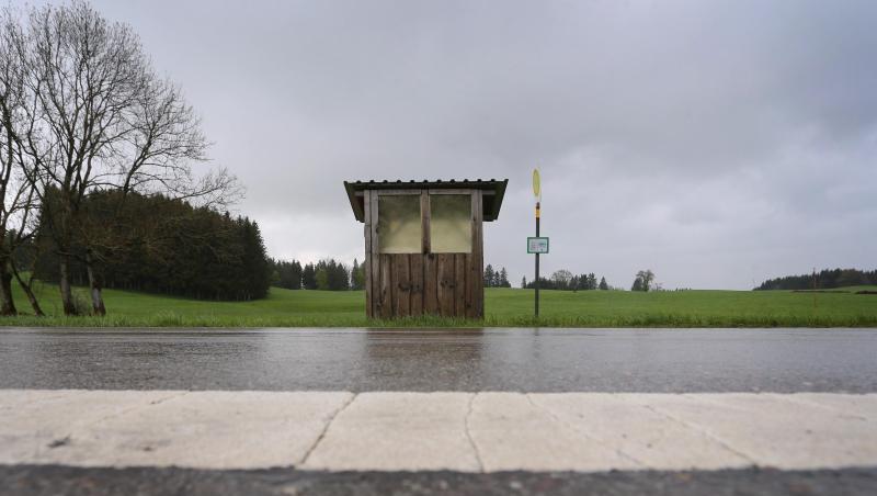 Eine Haltestelle der Regionalverkehr Oberbayern GmbH steht an einer Landstraße im Regen. Foto: Karl-Josef Hildenbrand/Archivbild Eine Haltestelle der Regionalverkehr Oberbayern GmbH steht an einer Landstraße im Regen. Foto: Karl-Josef Hildenbrand/Archivbild