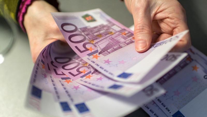 Die Mitarbeiterin einer Bank zählt 5000 Euro in 500-Euro-Scheinen ab. Foto: Matthias Balk/Archivbild Die Mitarbeiterin einer Bank zählt 5000 Euro in 500-Euro-Scheinen ab. Foto: Matthias Balk/Archivbild