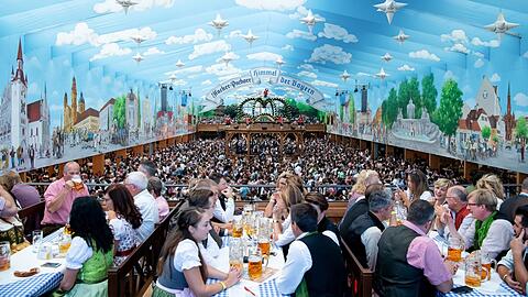 Blick ins Hacker Festzelt. Wer hier noch Gutscheine hat, kann sie im Gasthof zum Wildpark in Straßlach einlösen.