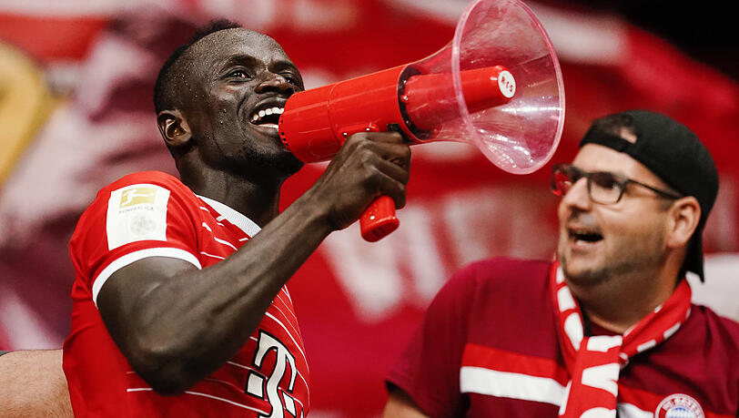 Bayerns Zaunkönig: Neuzugang Sadio Mané sucht die Nähe zu den Bayern-Anhängern und ist nach bereits zwei Toren in zwei Spielen Publikumsliebling.