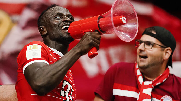 Bayerns Zaunkönig: Neuzugang Sadio Mané sucht die Nähe zu den Bayern-Anhängern und ist nach bereits zwei Toren in zwei Spielen Publikumsliebling.
