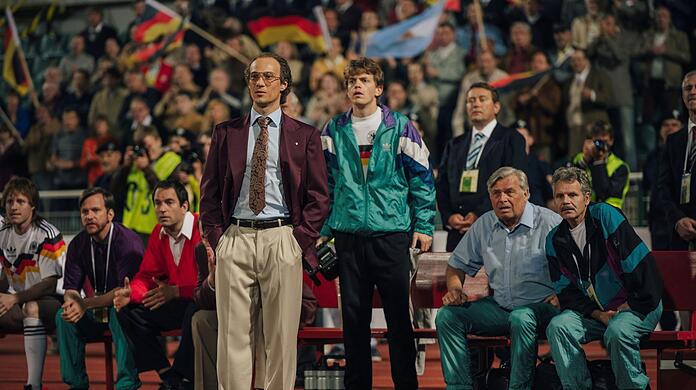 Andere Zeit, andere Mode: Franz Beckenbauer (Klaus Steinbacher, vorn) als Trainer der Weltmeistermannschaft von 1990.