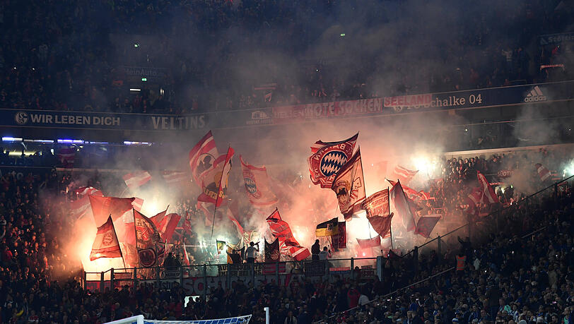 Bengalos im Fanblock des FC Bayern beim Spiel gegen Schalke 04.