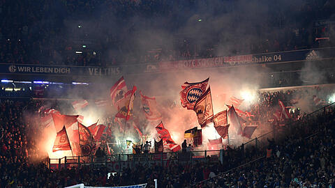 Bengalos im Fanblock des FC Bayern beim Spiel gegen Schalke 04.