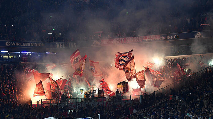 Bengalos im Fanblock des FC Bayern beim Spiel gegen Schalke 04.